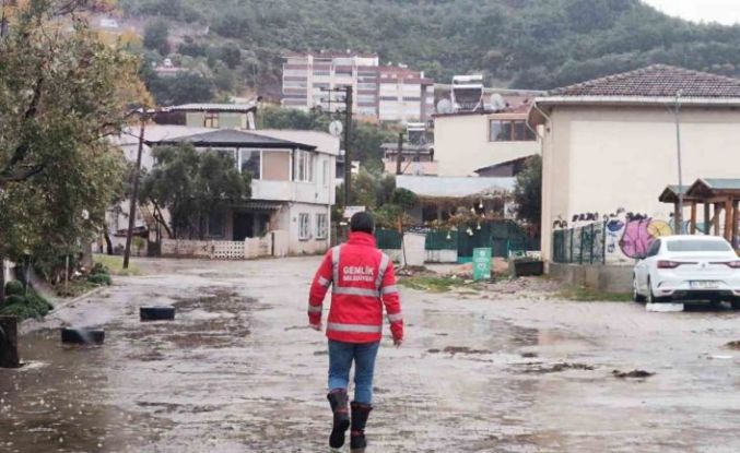 Gemlik’te sağanak taşkınına Başkan müdahalesi