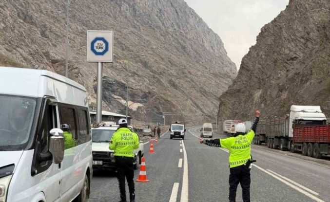 Hakkari Valiliğinde kış lastiği uyarısı