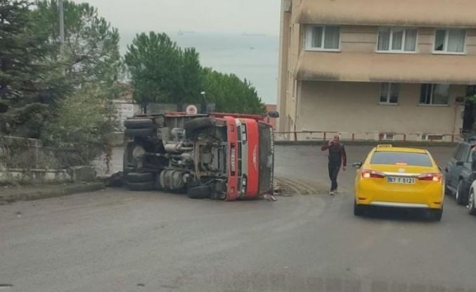 Kontrolden çıkan nakliye kamyonu devrildi