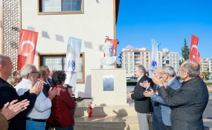 Öğretmeninin hediyesini meydana dikti