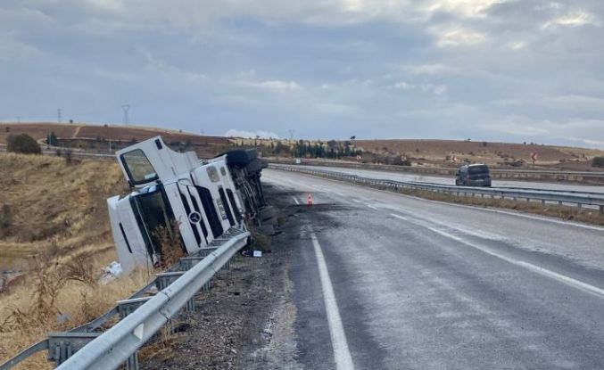 Tır kayganlaşan yolda devrildi