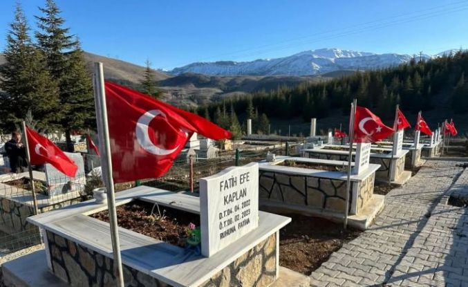 Ekinözü’nde deprem mezarlığı bayraklarla donatıldı