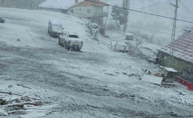 Posof güne kar ile uyandı