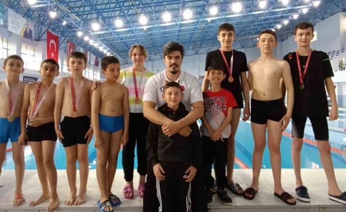 Alacalı genç yüzücüler madalyaları topladı