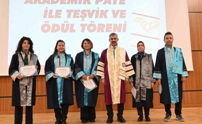 ÇAKÜ’de başarılı olan akademisyenler ödüllendirildi