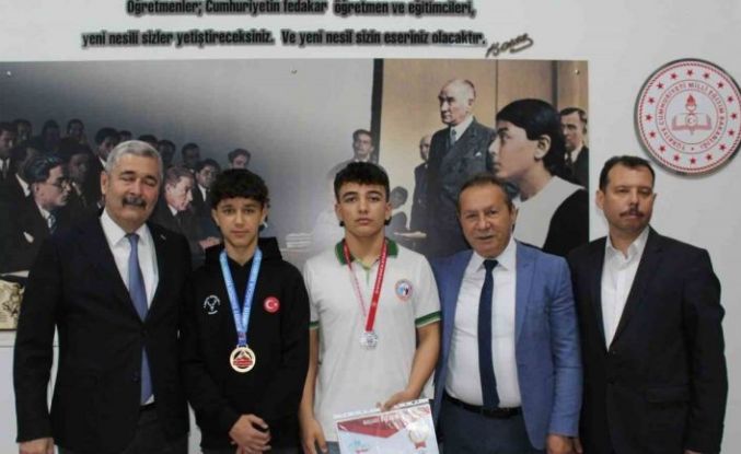 Efeler’de şampiyon öğrenciler ödüllendirildi