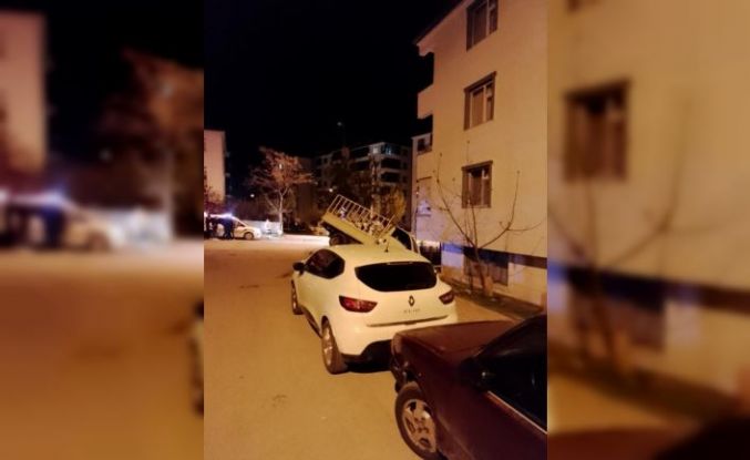 Elazığ’da pikap apartman bahçesine uçtu
