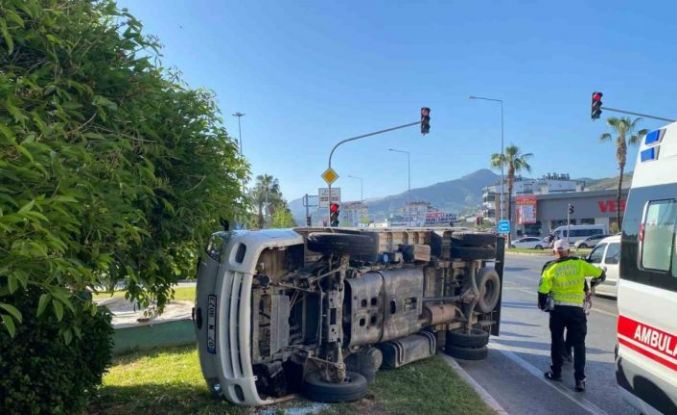 Gazipaşa’da kamyonet devrildi: 3 yaralı