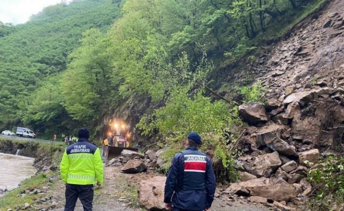 Giresun’da heyelan: Yol trafiğe kapatıldı