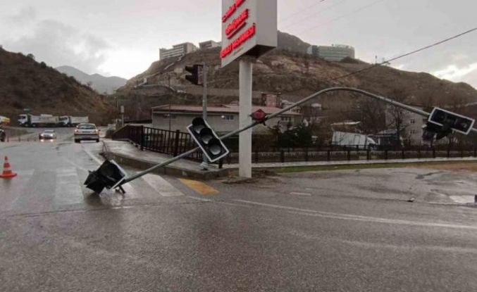Gümüşhane’de fırtına trafik ışıklarını devirdi