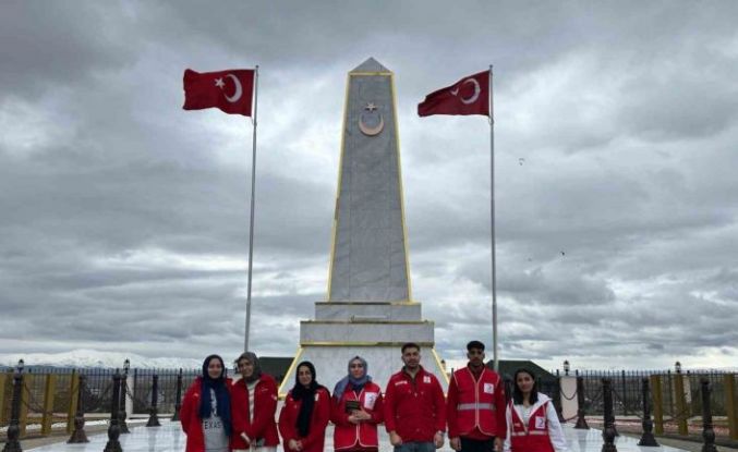 Kızılay gönüllülerinden şehitliğe ziyaret