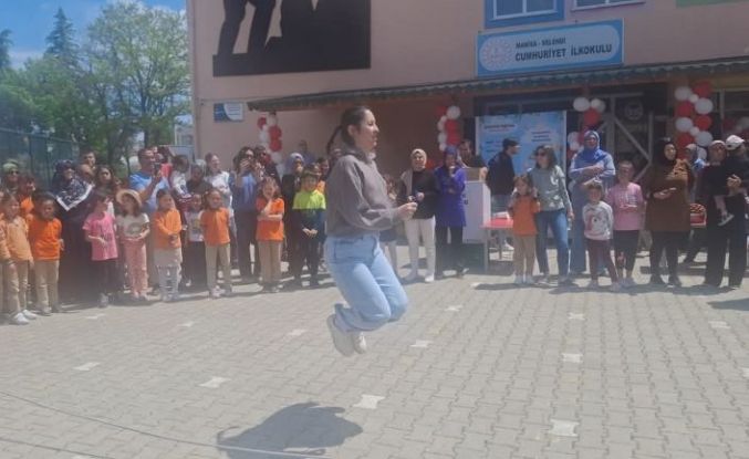Öğrenciler seyretti veliler yarıştı