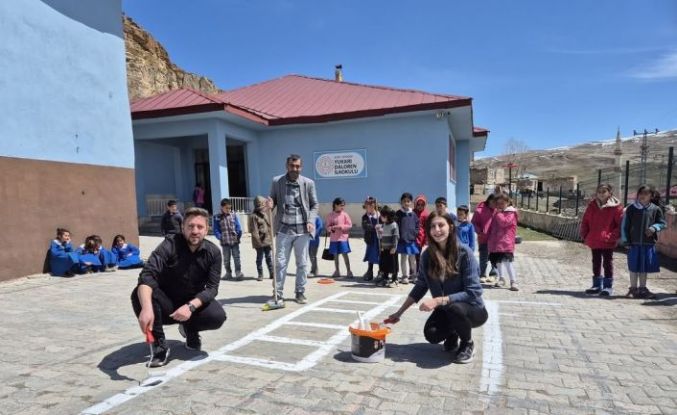 Öğretmenlerden oyun alanına renkli dokunuş