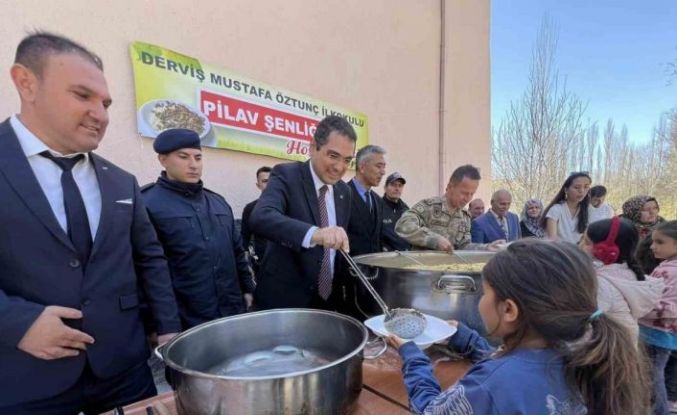 Okul bahçesindeki pilav şenliğinde öğrenciler