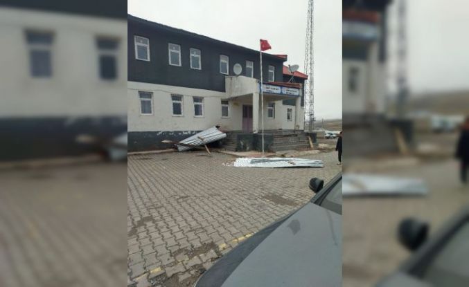 Özalp’te fırtına hasara neden oldu