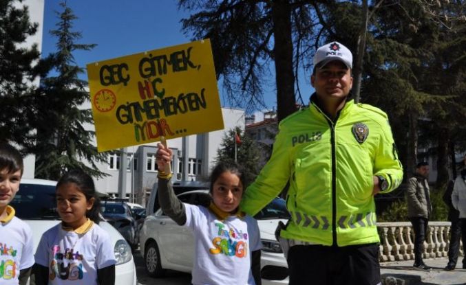 Yalvaç’ta miniklerden pankartlı trafik mesajı